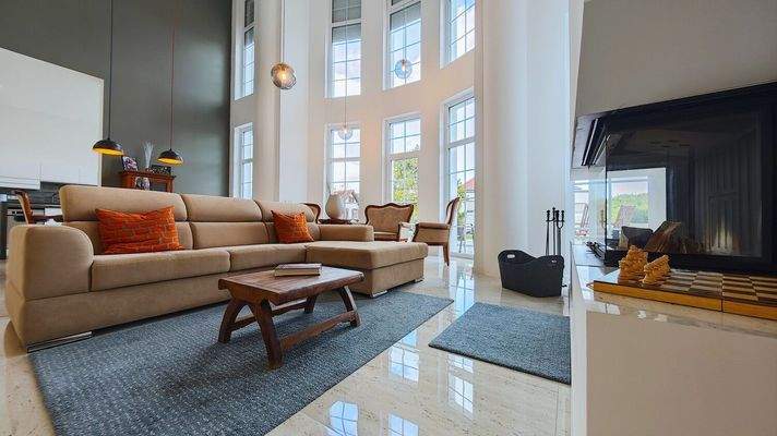 Galeriewohnzimmer mit Kamin