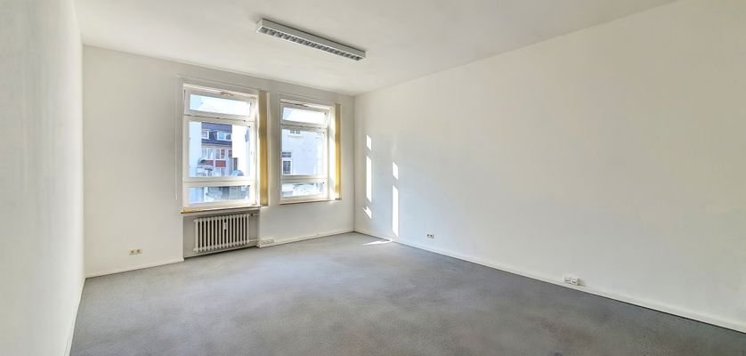 Büro mit rückwärtigem, hellen Ausblick.