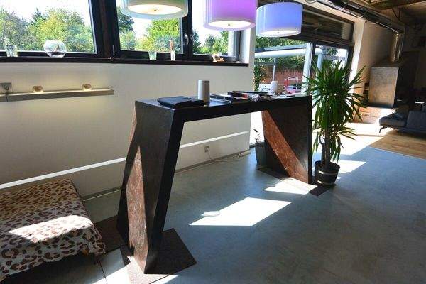 23  Stehtisch aus Stahl