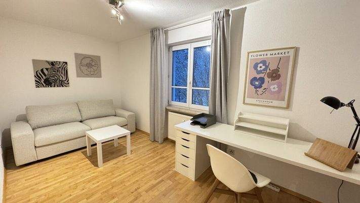 Zi.mit ausziehb.Sofa+Schreibtisch