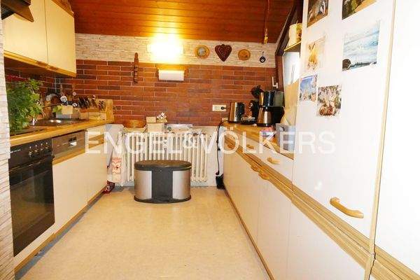 Praktische Einbauküche im Dachgeschoss