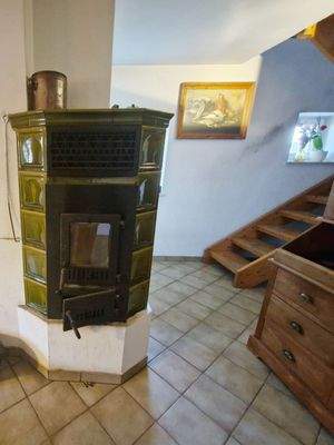 Kachelofen und Treppe zum OG