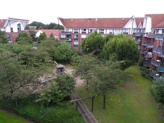 Blick auf den Innenhof im Sommer