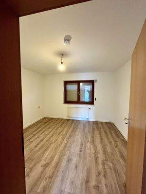 Leeres Zimmer mit Holzboden