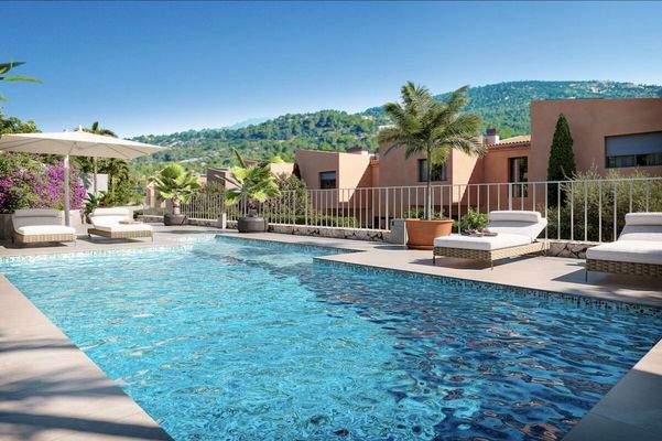 Großer Gemeinschaftspool in gepflegter Anlage mit Sonnenliegen