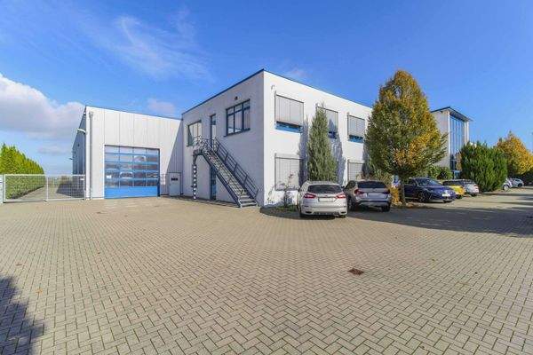 Parkplätze und Hallenzugang