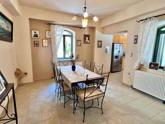 Kreta, Neapoli: Stadthaus mit Garten und Terrasse zu verkaufen