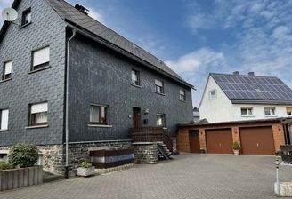 Wohnhaus mit Garagen