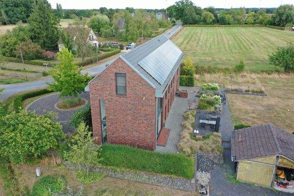 Westseite Gebäude Hof und Garten.JPG