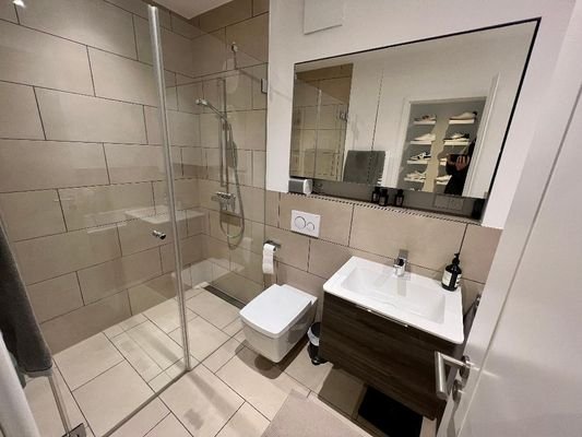 Badezimmer mit Dusche und Wanne