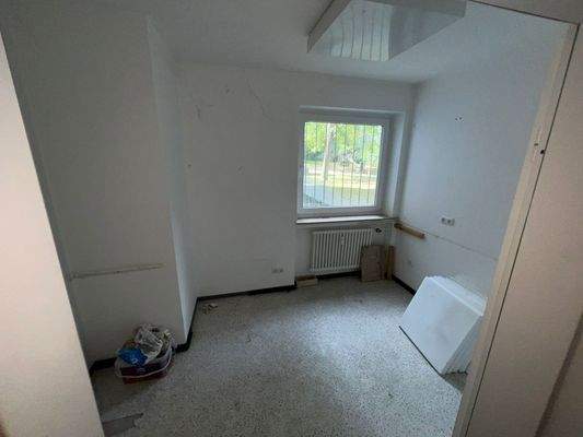 Leeres Zimmer mit Fenster