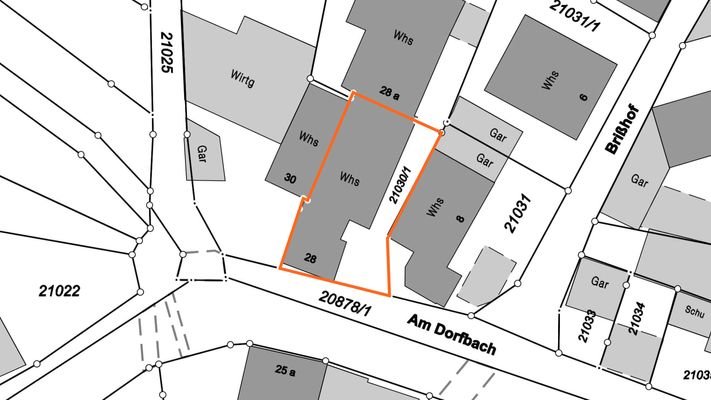 Das ca. 241 m² große Grundstück liegt in einer verkehrsberuhigten Lage am Dorfbach