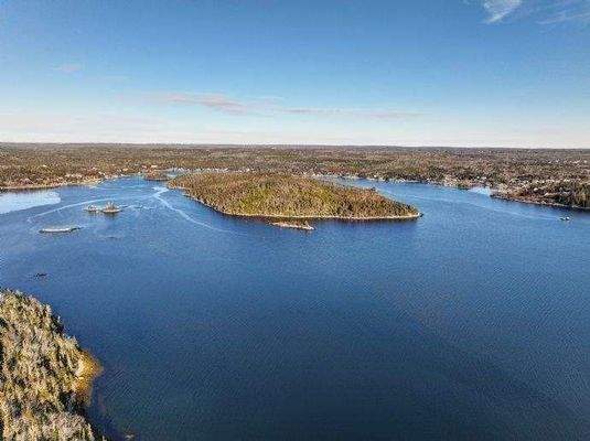 Drohnenaufnahme - Ende der Bucht und Insel