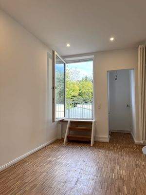 Küche mit Zugang zum Balkon