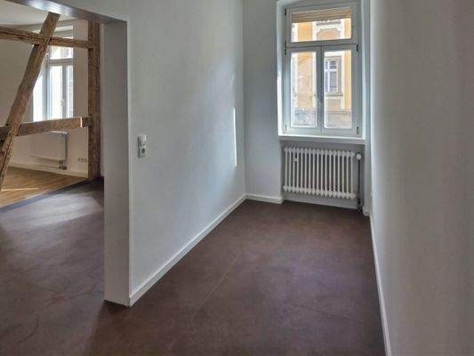 Zwischenflur mit Blick zum Arbeits- und Wohnbereich