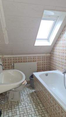 kleines Bad mit Wanne und WC im DG