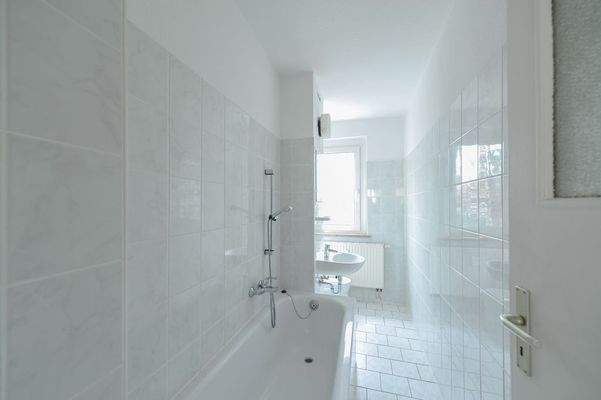 Tageslichtbad mit Wanne