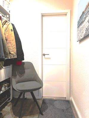 Garderobe mit Zugang zum Gäste-WC