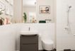 Ein Badezimmer mit bodengleicher Dusche