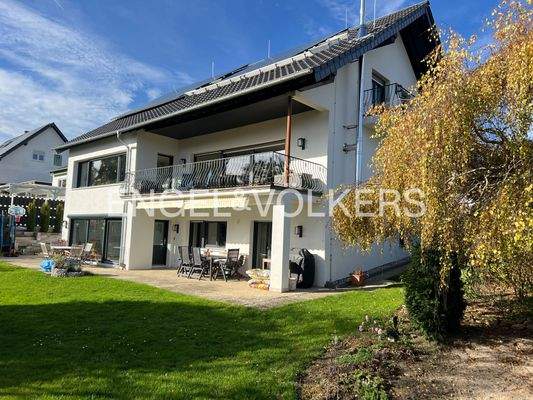 Seitliche Ansicht vom Garten aus