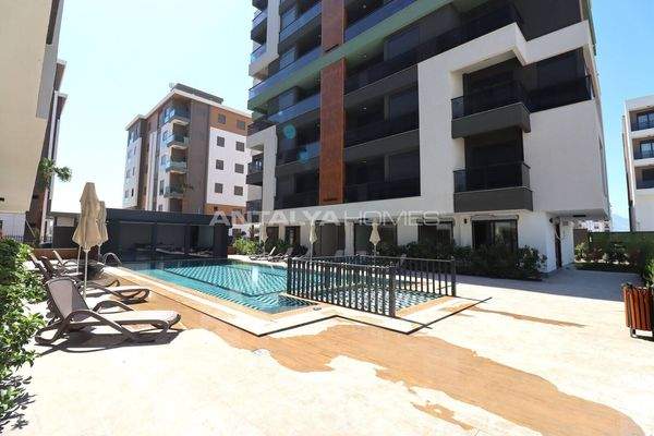 Apartments in a Complex with a Pool Near Hospital in Antalya