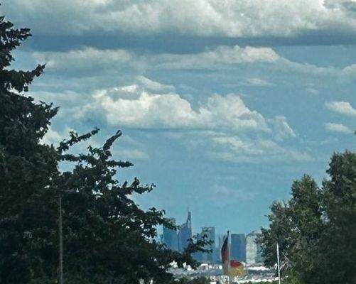 Blick von der Ortsmitte Mammolshain nach FFM