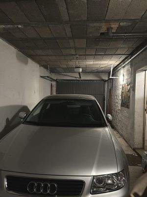 Garage mit Zugang zu den Kellerrräumen