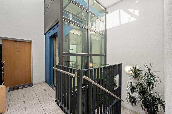 Aufzug und Treppenhaus