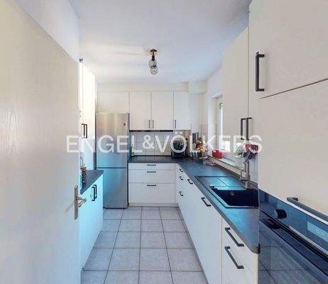 Die Küche ist funktional ausgestattet