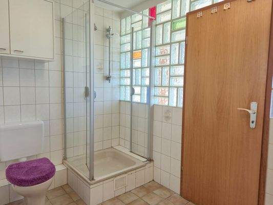 1st floor: Bright full bath