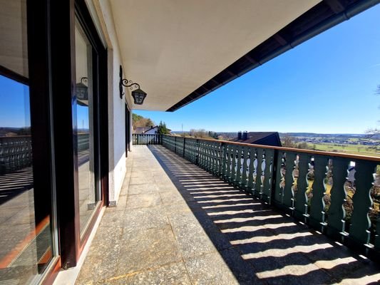 Weitläufiger Süd-Balkon, OG