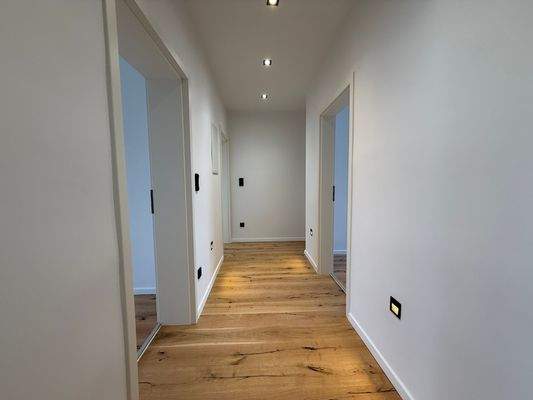 Flur (4-Zi renoviert)