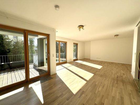 Wohnzimmer m. Zugang zum Balkon