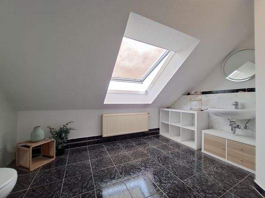 Bad im Dachgeschoss