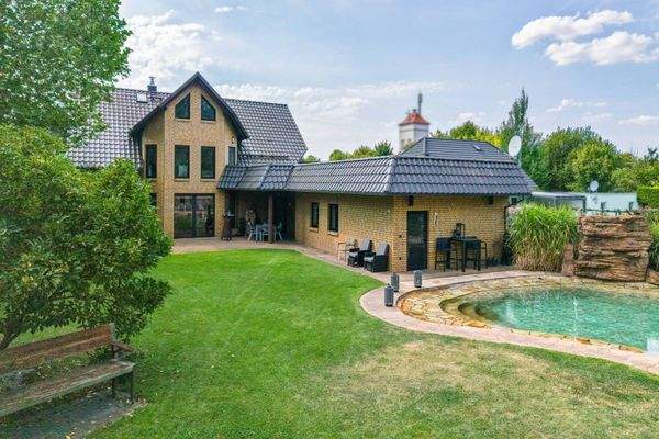 Hausansicht mit Garten