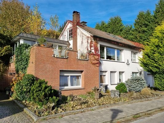 Straßenseite und Einliegerwohnung