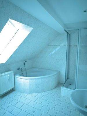 Bad mit Wanne und Dusche