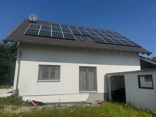 Außenansicht mit PV Anlage