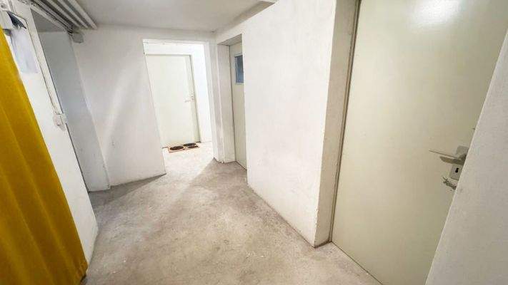 Kellerflur (linksseitig)