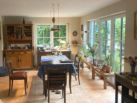 Ein Teilbereich des Wohnzimmers- der helle  Essbereich mit Blick in die "Wildnis/Natur"