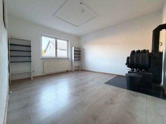 EG Einliegerwohnung Wohnzimmer: Schöne, große Fenster lassen perfektes Licht hinein