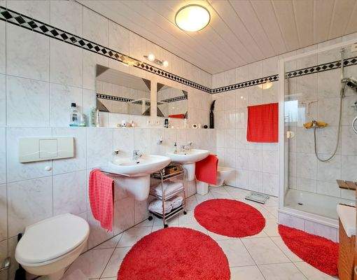 Hochwertiges Badezimmer im EG