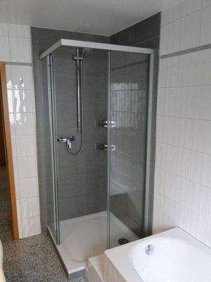 Dusche und Wanne
