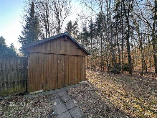 Großzügige Abstellmöglichkeiten am Wald