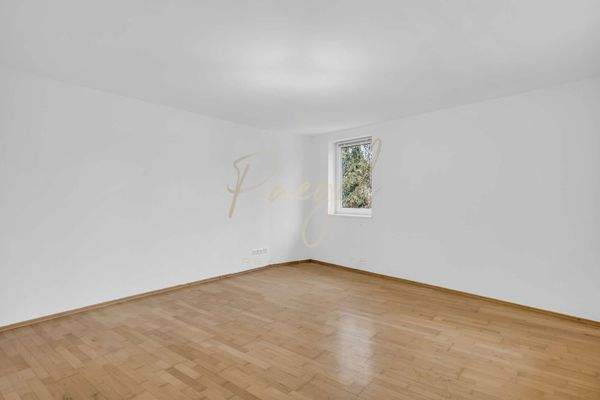 Wohnzimmer mit 2 Fenstern