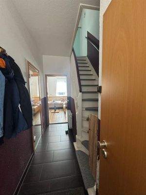 Eingang mit Flur und Treppe zum OG