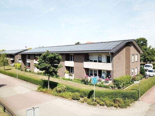 Wohngebäude mit Solarpanelen