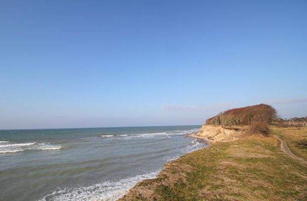 schöne Wanderwege an der Steilküste entlang