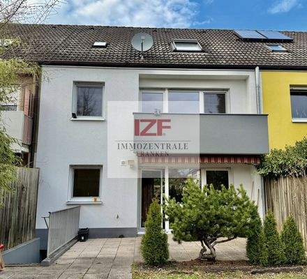 Gartenseite mit Balkon