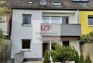 Gartenseite mit Balkon